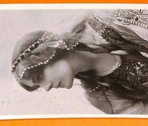 AA8523- WEINLESE-POSTKARTE – KINOSCHAUSPIELERIN: LILY BRAYTON