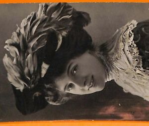 AA8551- WEINLESE-POSTKARTE – KINOSCHAUSPIELERIN: MURIEL BEAUMONT