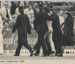 50042 - GREAT BRITAIN - VINTAGE POSTCARD: Streaker in Cricket match!! Edgbaston