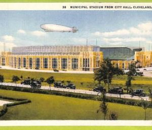 af5714  - USA - VINTAGE POSTCARD  -   Zeppelin  over CLEVELAND Ohio