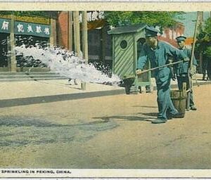 35236 - CHINA - BEIJING - Vintage postcard:  street sprinkling !