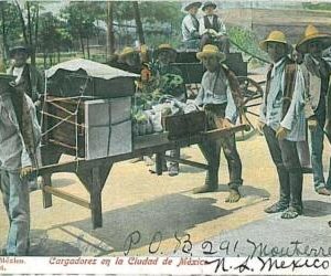 24386 - MEXICO - VINTAGE POSTCARD - ETHNIC POSTCARD : CARRIERS  CARGADORES