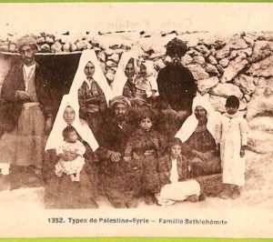 af3816 -  JUDAICA vintage postcard: ISRAEL - Bethlehem Family