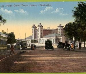 af2661  - URUGUAY - VINTAGE POSTCARD - MONTEVIDEO - Hotel,Casino Parque Urbano