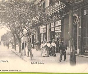 af2676  - URUGUAY - VINTAGE POSTCARD - MONTEVIDEO - Calle 18 de Julio