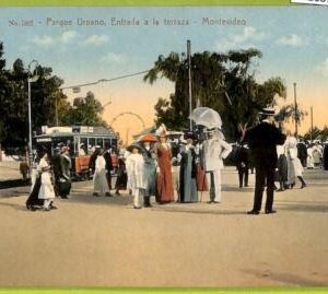 af2687  - URUGUAY - VINTAGE POSTCARD - MONTEVIDEO