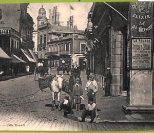 af2684  - URUGUAY - VINTAGE POSTCARD - MONTEVIDEO - Calle Sarandi