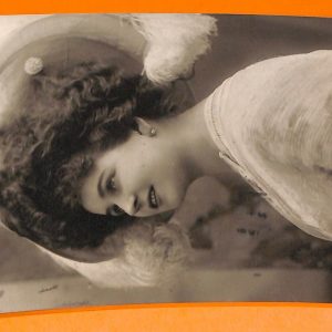 AA8315- VINTAGE POSTCARD - CINEMA ACTRESS : BETTY DARMAND