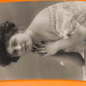 AA8316- VINTAGE POSTCARD - CINEMA ACTRESS : BETTY DARMAND