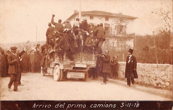 ab5458 -  CARTOLINA  D'EPOCA -  Trento Città : ARRIVO DEL PRIMO CAMIONS