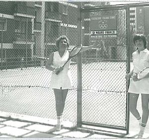 26652  CARTOLINA d'Epoca - VARESE: SARONNO - TENNIS : BELLA! 1975