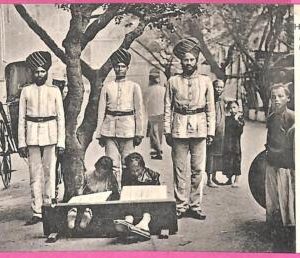 9824 - HONG KONG -  VINTAGE POSTCARD - Ethnic, Criminals in Stocks