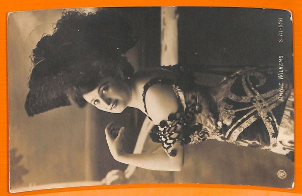 AA8302- VINTAGE POSTCARD - CINEMA ACTRESS : ANNIE WIKENS
