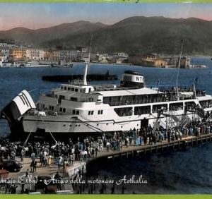 af7739  - ITALY -VINTAGE POSTCARD Ansichtskarten - 1950's - SHIP Isola D'Elba